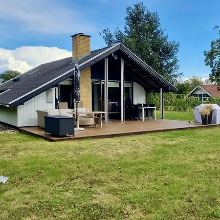 Ferienhaus-mit-kamin-grossem-garten-und-strandnaehe בית נופש *