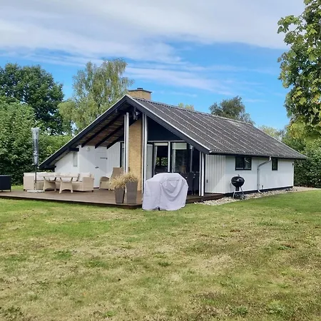 Ferienhaus-mit-kamin-grossem-garten-und-strandnaehe * Skovmose