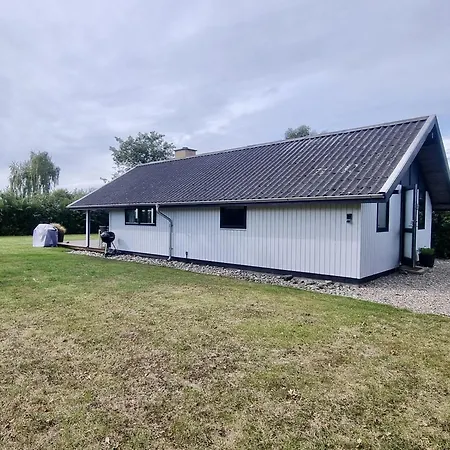 Ferienhaus-mit-kamin-grossem-garten-und-strandnaehe Skovmose