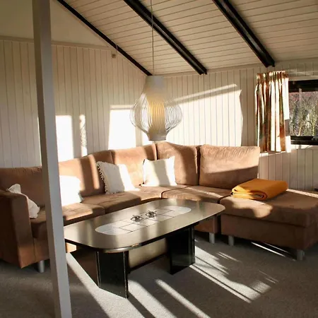 Ferienhaus-mit-kamin-grossem-garten-und-strandnaehe
