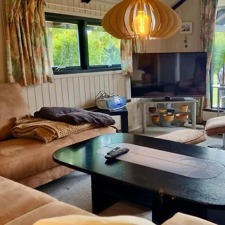 Ferienhaus-mit-kamin-grossem-garten-und-strandnaehe