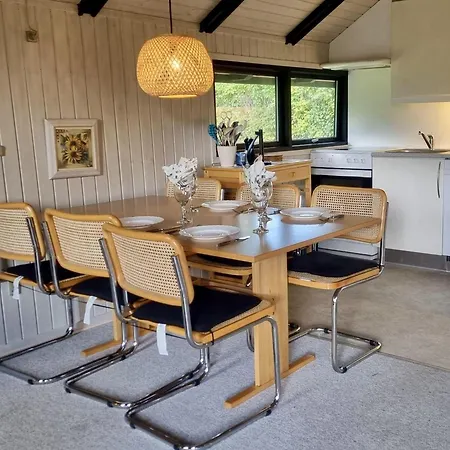 Ferienhaus-mit-kamin-grossem-garten-und-strandnaehe בית נופש