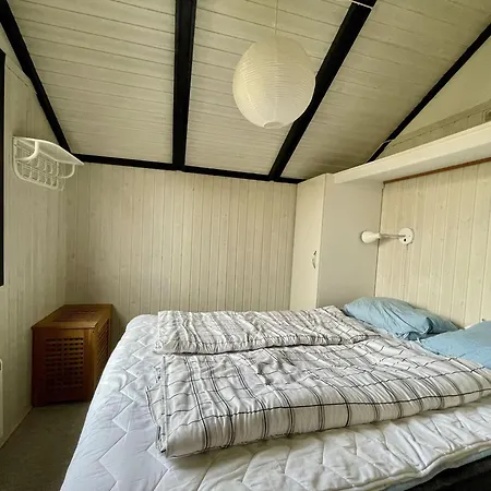 Ferienhaus-mit-kamin-grossem-garten-und-strandnaehe בית נופש