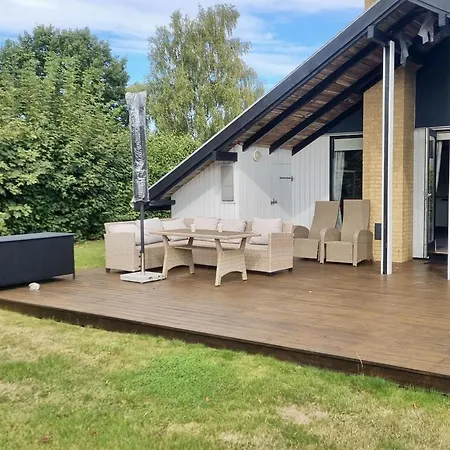 Ferienhaus-mit-kamin-grossem-garten-und-strandnaehe *