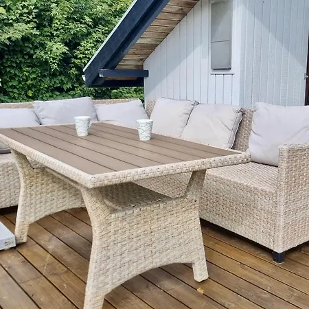 Ferienhaus-mit-kamin-grossem-garten-und-strandnaehe *