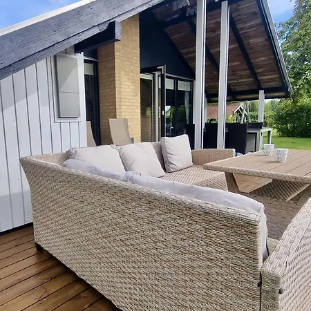 Ferienhaus-mit-kamin-grossem-garten-und-strandnaehe